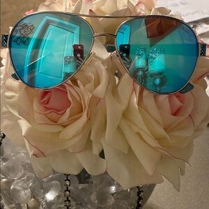 Elegant GUESS Blue mirror lens sunglasses featuring blue snakeskin print🪞💎